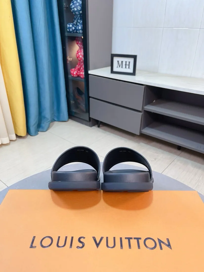 Ex-factory price 320🌹🌹 (lv-Louis Vuitton) new men's sandals, high-end boutique, exquisite embossed logo decoration on the upper, fine workmanship, super soft soles, casual, loose and comfortable, a must-have in summer! \nsize：38-44